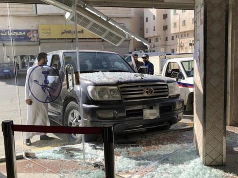 اضغط لمشاهدة الفيديو: فتاة سعودية تقتحم مطعمًا بسيارتها في العوامية!